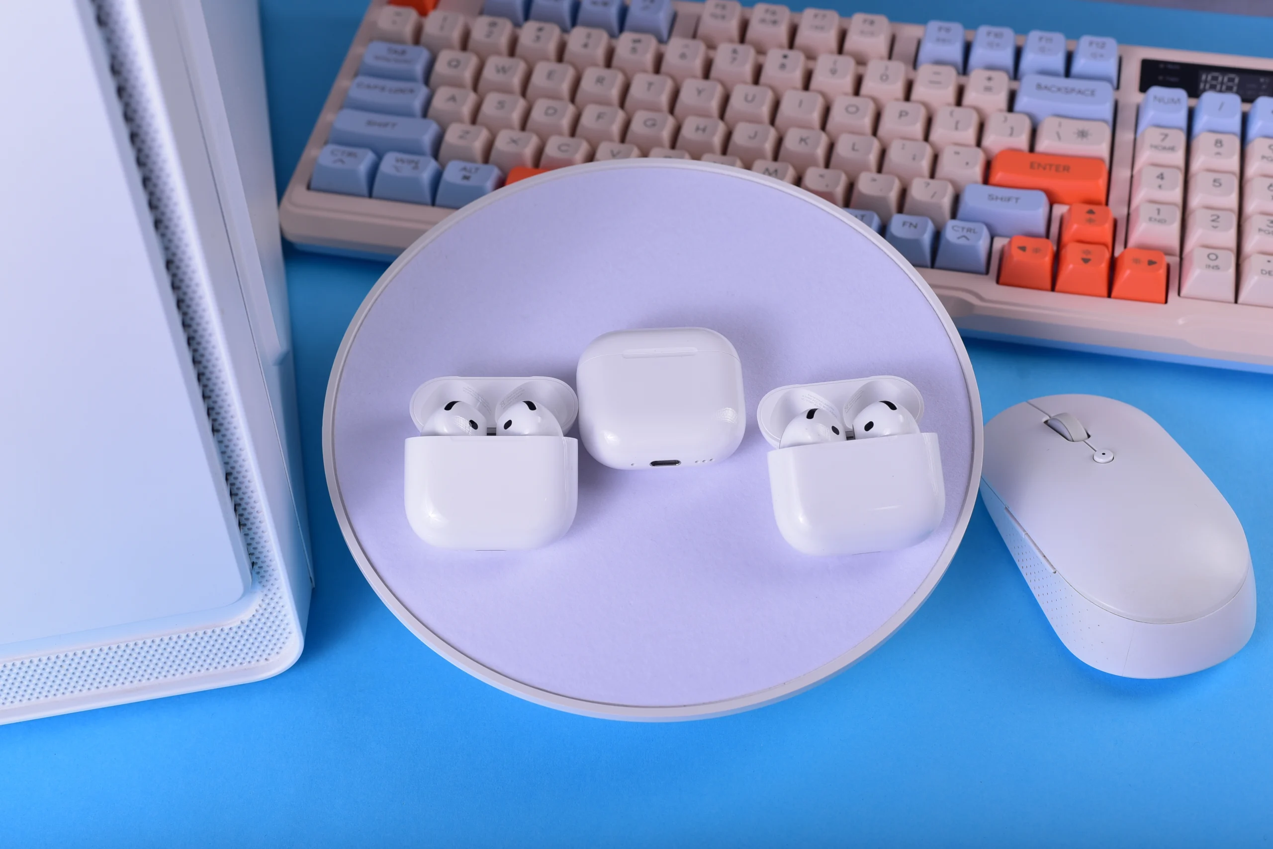 minimal-tech-setup-with-earbuds